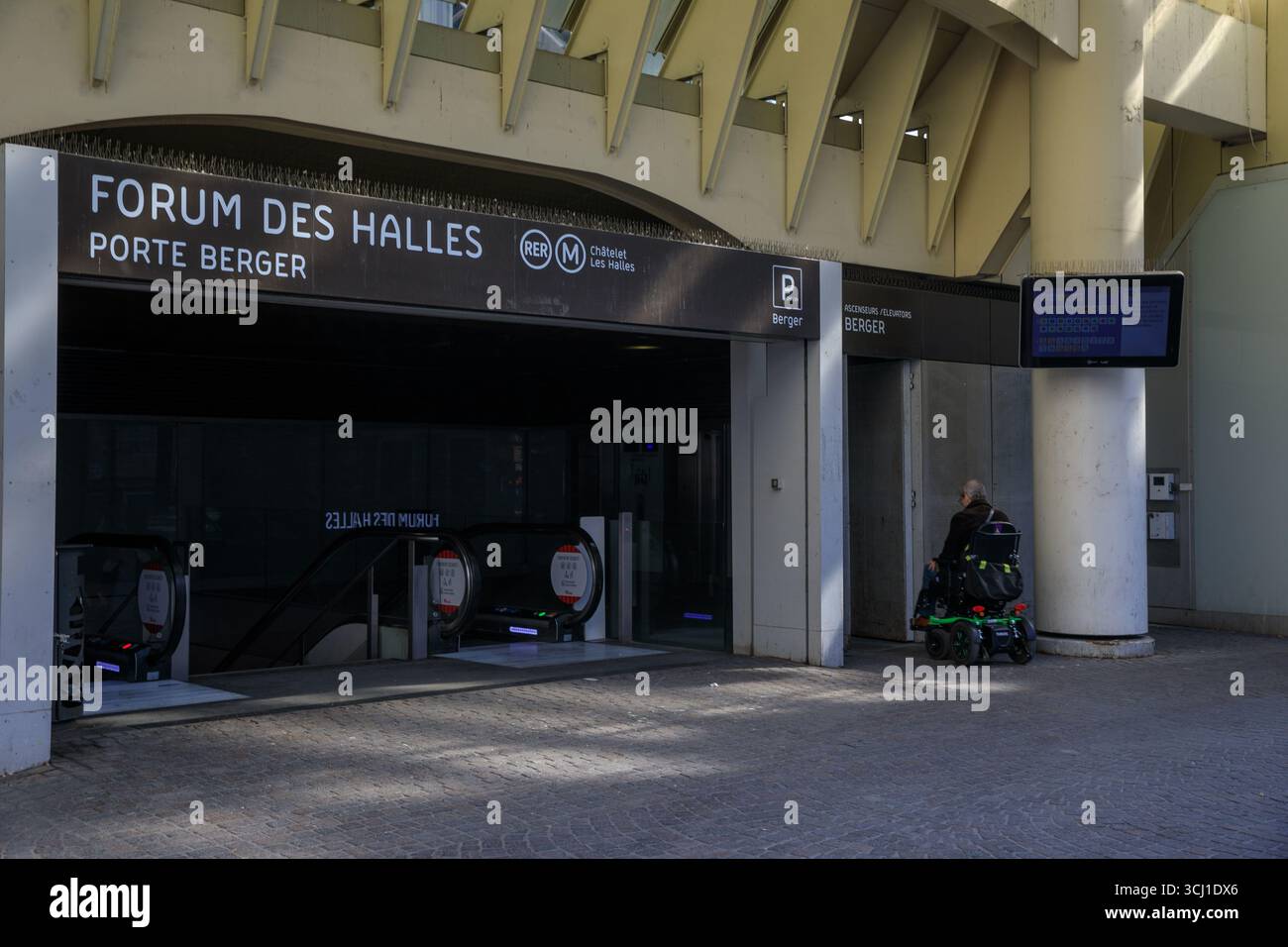 Frankreich, Region Ile de France, Paris 1. Arrondissement, les Halles, rue Berger, Forum des Halles, la Canopée, Zugang für eine Person mit eingeschränkter Mobilität im Rollstuhl, Stockfoto