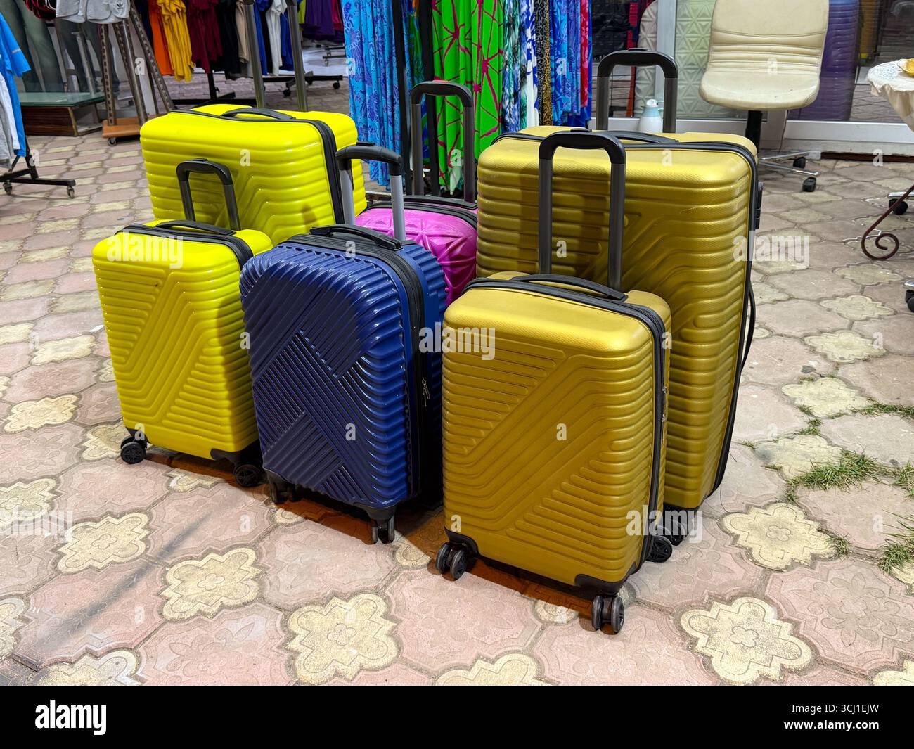 Bunte Koffer mit Rädern zum Verkauf auf dem Straßenmarkt. Reise, Tourismus und Urlaubsleben, die Mobilität, Reise und darstellen Stockfoto