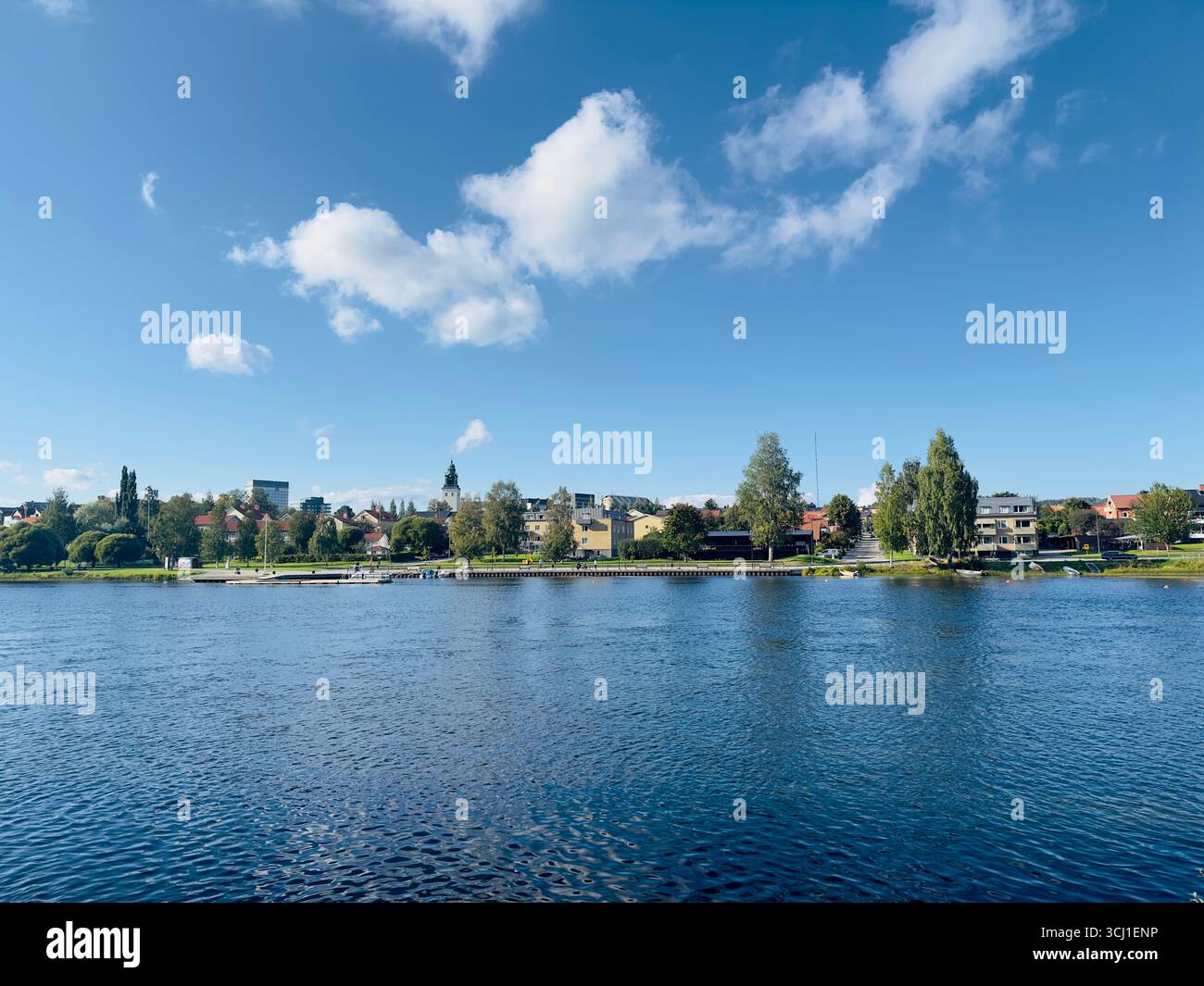 Malerischer Blick auf das Wasser mit blauem Wasser und einer malerischen Stadt unter einem sonnigen Himmel. - Smartphone-aufgenommenes Stockfoto