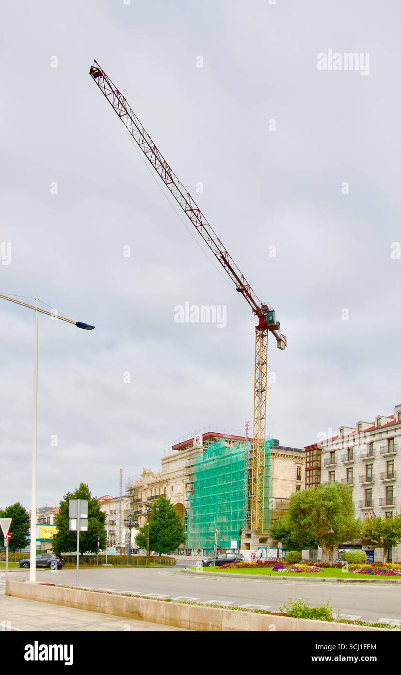 Turmkran auf der Umbaustelle des ursprünglichen Hauptquartiers der Banco de Santander, Umbau zum Museum Santander Kantabria Spanien Stockfoto