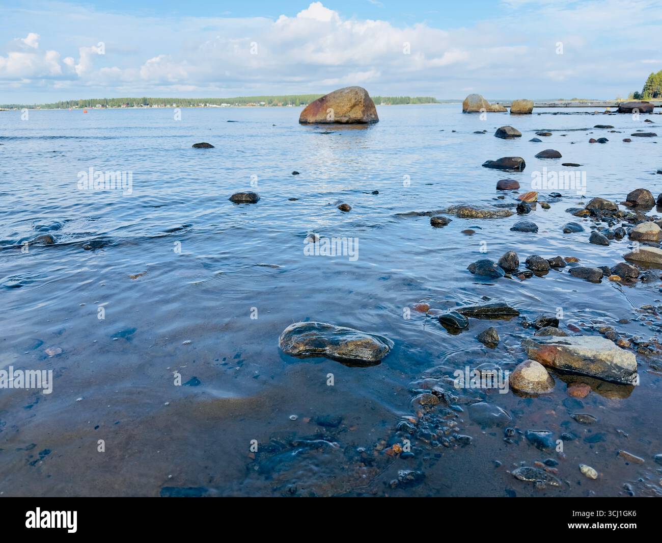 Malerische Küstenlandschaft mit Felsen und einem ruhigen Meer unter einem bewölkten Himmel. - Smartphone-aufgenommenes Stockfoto