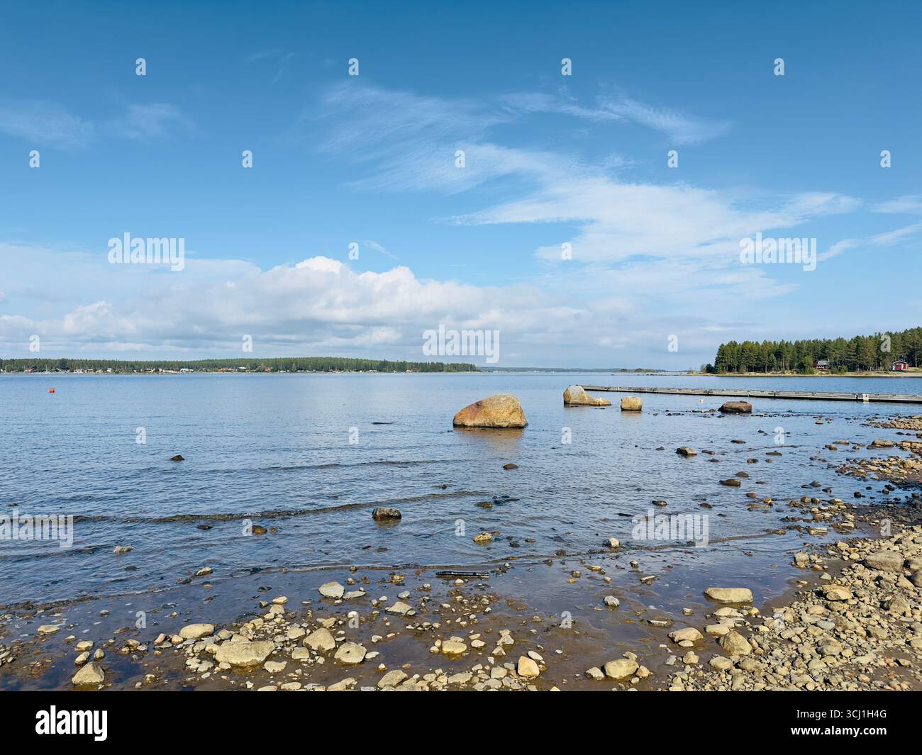 Malerische Küstenlandschaft mit Felsen und einem ruhigen Meer unter einem bewölkten Himmel. - Smartphone-aufgenommenes Stockfoto