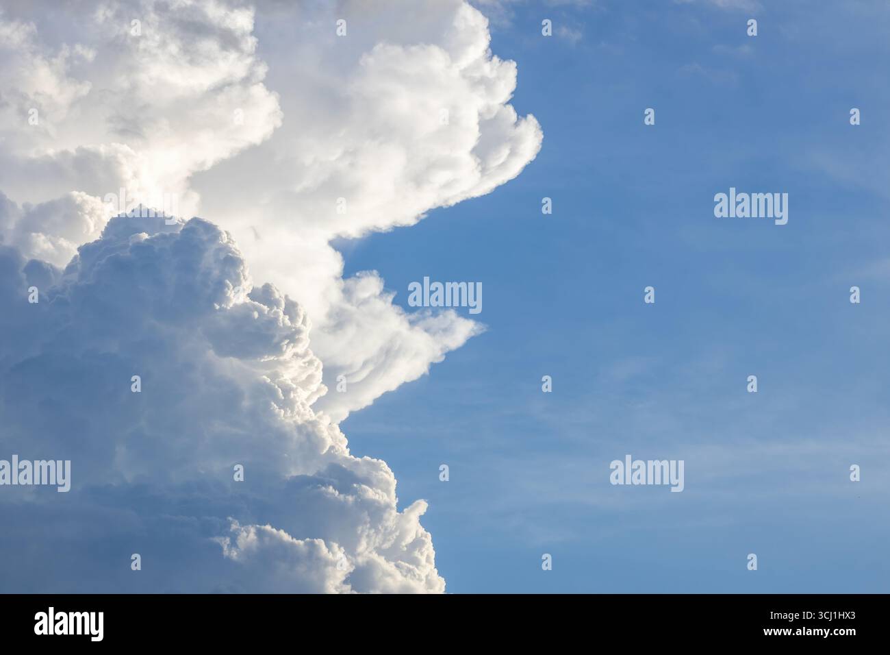 Schöne Wetterszene mit flauschigen weißen und grauen Wolken vor einem atemberaubenden blauen Himmel. Ein perfekter natürlicher Hintergrund für Banner, Tapeten oder andere Stockfoto Schöne Wetterszene mit flauschigen weißen und grauen Wolken vor einem atemberaubenden blauen Himmel. Ein perfekter natürlicher Hintergrund für Banner, Tapeten oder andere Stockfoto
