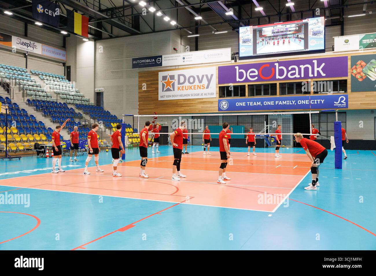 Roeselare, Belgien. September 2025. Die belgischen Spieler wurden am Donnerstag, den 4. September 2025, in Roeselare während des Medientages der belgischen Volleyballnationalmannschaft der Herren Red Dragons vor der Weltmeisterschaft in Aktion dargestellt. Die FIVB 2025 Volleyball-Weltmeisterschaft findet vom 12. Bis 28. September auf den Philippinen statt. BELGA FOTO KURT DESPLENTER Credit: Belga Nachrichtenagentur/Alamy Live News Stockfoto