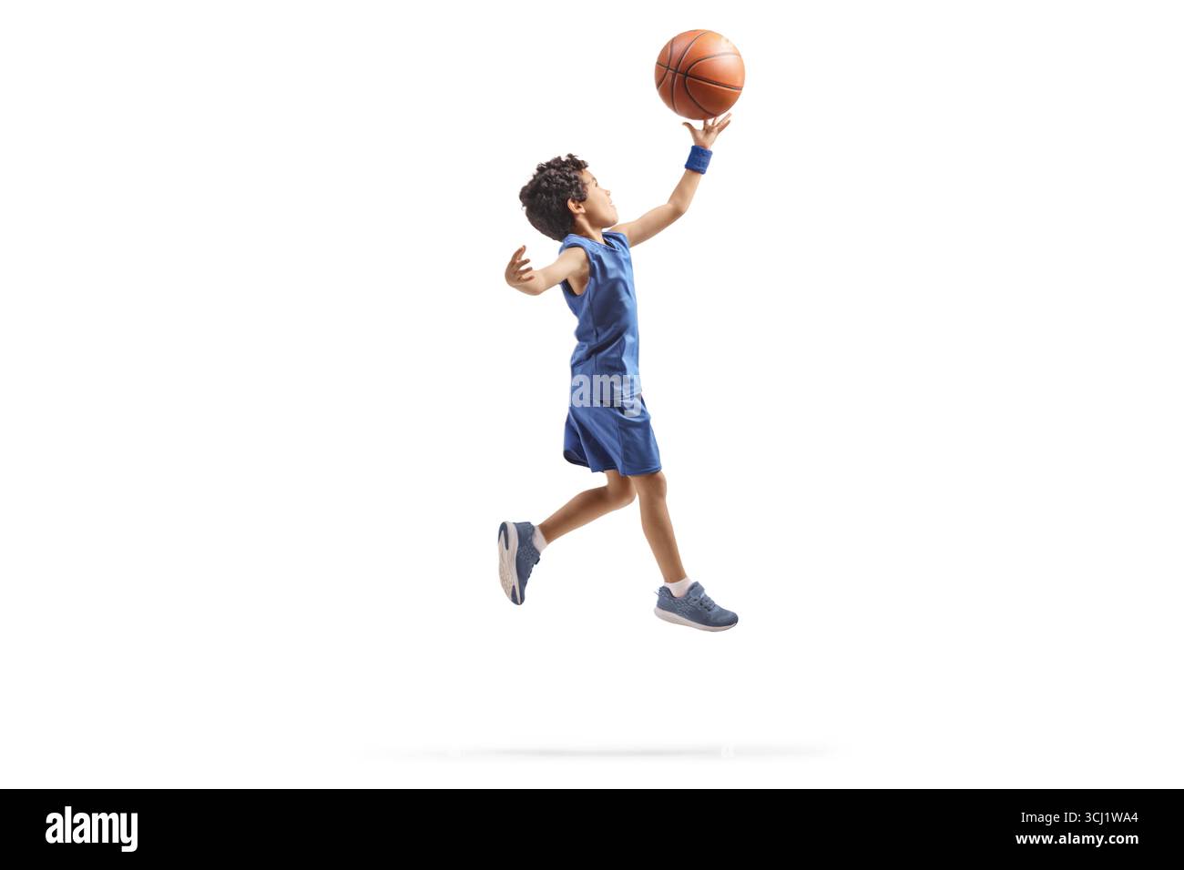 Kind springt mit einem Basketball isoliert auf weißem Hintergrund Stockfoto