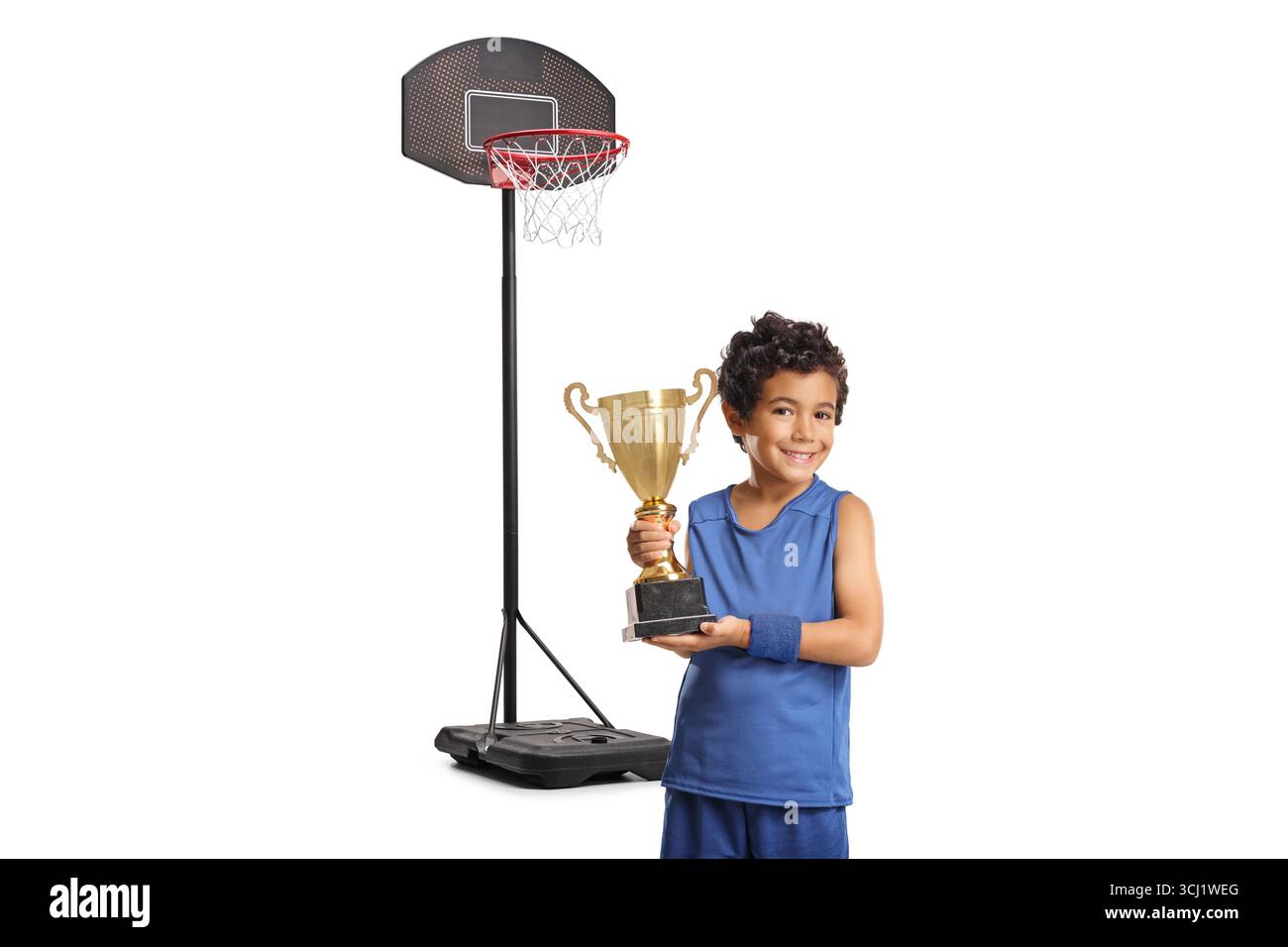 Junge gewinnt einen Pokal in einer Basketball-Meisterschaft isoliert auf weißem Hintergrund Stockfoto