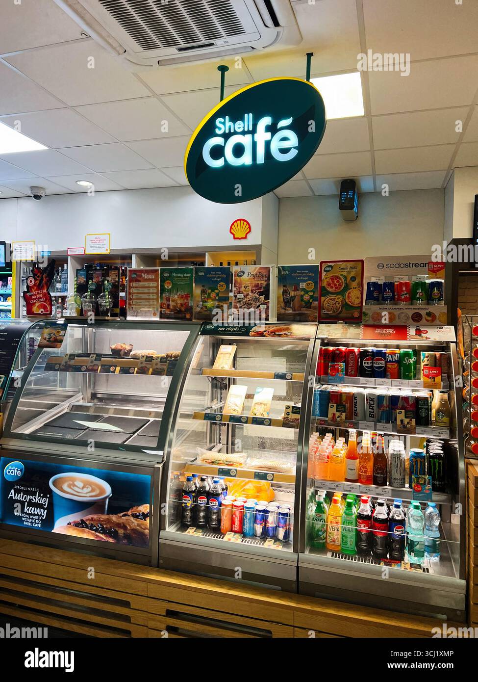 Krakau, Polen - 08. Juli 2025: Gut beleuchteter Shell-Café-Schalter in einer Tankstelle, an dem Snacks, Getränke und Kaffee angeboten werden Stockfoto