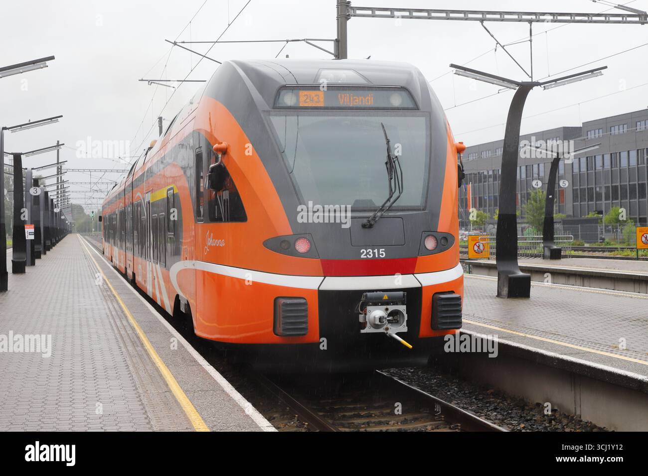 Tallinn, Estland - 29. August 2025: Dieselbetriebener Personenzug 2315 'Johanna' nach Viljandi am Ostbahnhof Tallinn bei Regen. Stockfoto