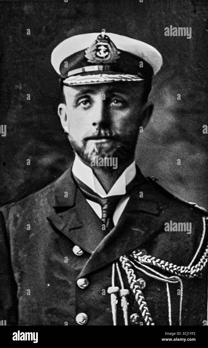 Schwarz-weiß-Foto von Konteradmiral Robert Keith Arbuthnot, der 1916 in der Schlacht von Jütland starb, als die HMS Defence versenkt wurde. Arbuthnot kommandierte die 1. Kreuzer-Geschwader der Royal Navy, die sich für seine Disziplin und seine Hingabe an die Pflicht erinnerte. Dieses Porträt, das 1916 in einer französischen Illustrationszeitschrift veröffentlicht wurde, spiegelt die schweren Verluste der Royal Navy während des Ersten Weltkriegs wider und erinnert an sein Opfer. Stockfoto