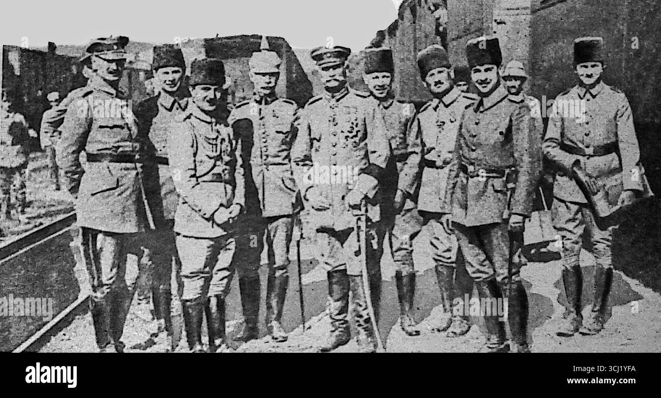 Dieses Bild, das 1916 in Le Miroir gezeigt wurde, zeigt den osmanischen Führer Enver Pascha, der den deutschen Feldmarschall August von Mackensen in seinem Hauptquartier besucht. Enver Pascha, Vize-Generalissimo und Kriegsminister des Osmanischen Reiches, verstärkte die Allianz der Mittelmächte während des Ersten Weltkriegs. Das Foto unterstreicht die Zusammenarbeit zwischen Deutschland und dem Osmanischen Reich und symbolisiert die strategische militärische Partnerschaft an der Ost- und Balkanfront. Stockfoto