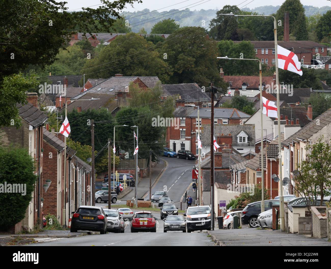Whitwick, Leicestershire, Großbritannien. September 2025. England-Flaggen hängen an Lampfosten wegen des politischen Wahlkampfs ÒRaise ColoursÓ. Die Befürworter der Kampagne behaupten, dass dies mit dem Ziel der Förderung des Patriotismus geschieht und dass er überparteilich sei, obwohl er von mehreren Personen und Organisationen unterstützt wurde, die mit der extremen Rechten in Verbindung stehen. Credit Darren Staples/Alamy Live News. Stockfoto
