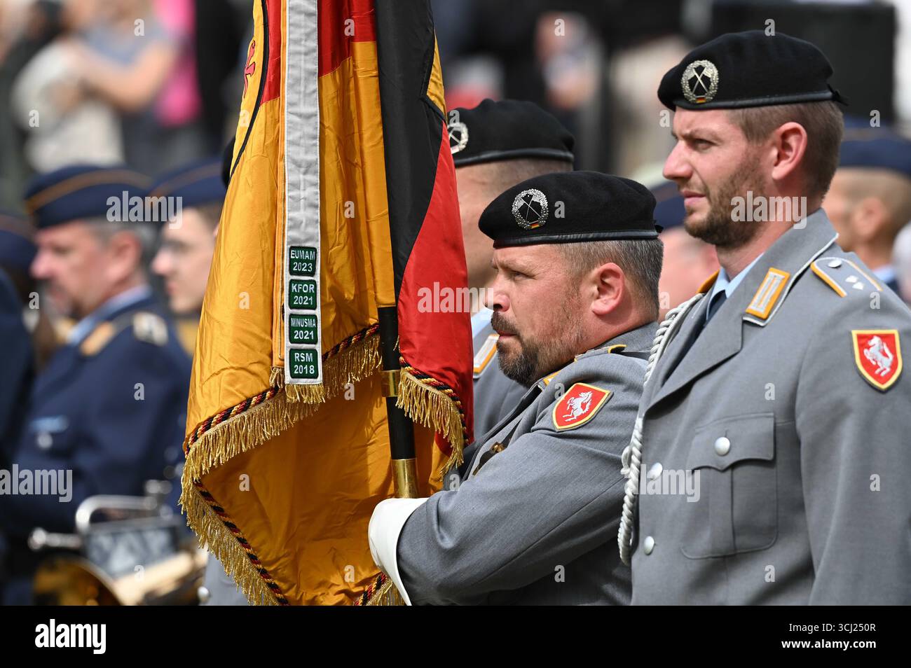 Düsseldorf, Deutschland. September 2025. Soldaten mit deutscher Flagge, Fahnenträger, feierlicher Treueeid der Rekruten der Bundeswehr vor dem landtag in Düsseldorf, 04.10.2024, Credit: dpa/Alamy Live News Stockfoto