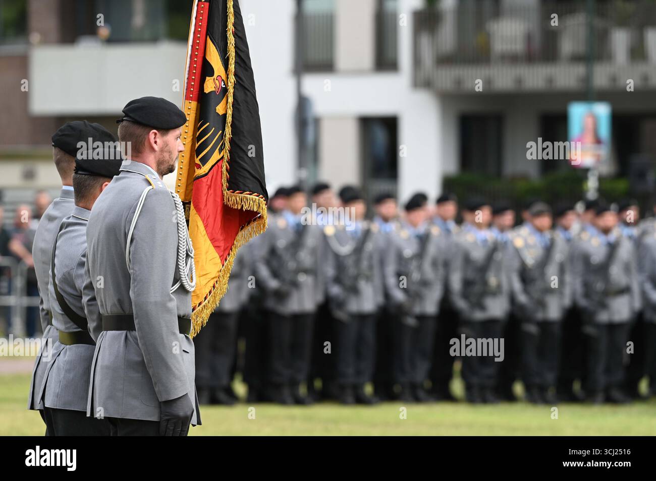 Düsseldorf, Deutschland. September 2025. Soldaten mit deutscher Flagge, Soldaten der Ehrengarde im Hintergrund, feierlicher Treueid der Rekruten der Bundeswehr vor dem landtag in Düsseldorf, 04.10.2024, Credit: dpa/Alamy Live News Stockfoto