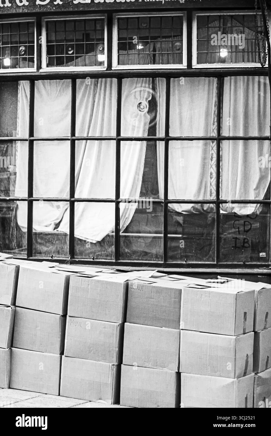 Pappkartons vor einem Geschäft aus dem 18. Jahrhundert, Highgate Village, London, Großbritannien Stockfoto