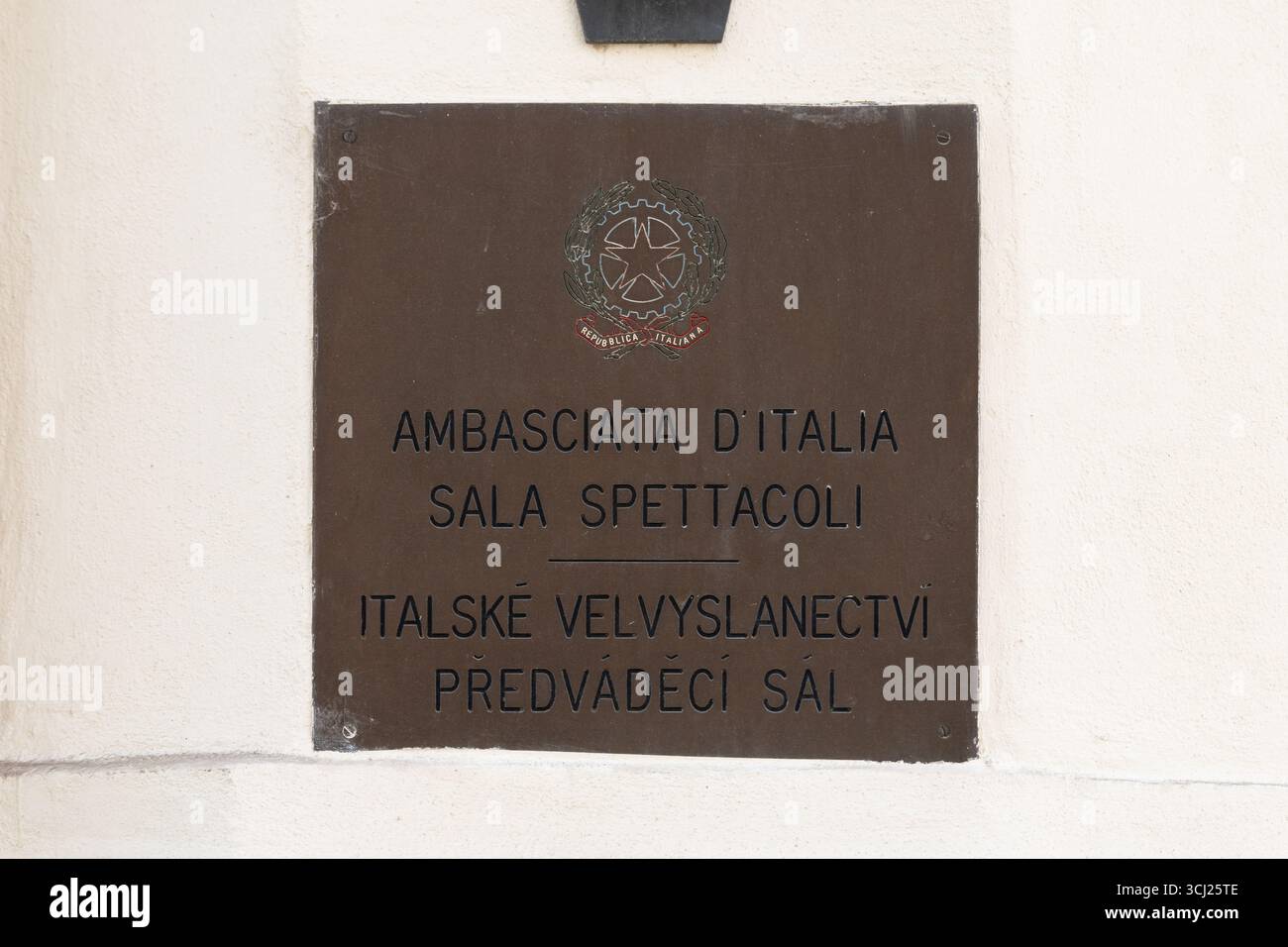 Unterschrift der Botschaft Italiens in Prag, Tschechische Republik. Braune Beschilderung neben einem Gebäudeeingang. Internationale Angelegenheiten in Europa. Stockfoto