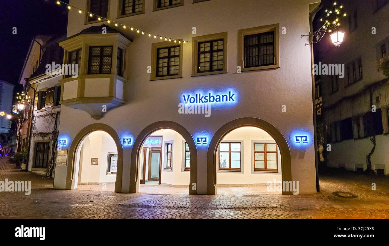 Die Volksbank-Niederlassung im Zentrum der deutschen mittelalterlichen Stadt. Die Volksbank Group ist eine Genossenschaftsbank in Österreich. Dezember 2024. Meersburg, Deutschland Stockfoto