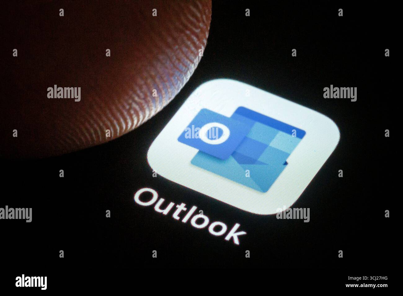 Berlin, Deutschland. September 2025. Die Microsoft Outlook-App wird auf einem Smartphone-Display angezeigt. Berlin, 4. September 2025. Quelle: dpa/Alamy Live News Stockfoto