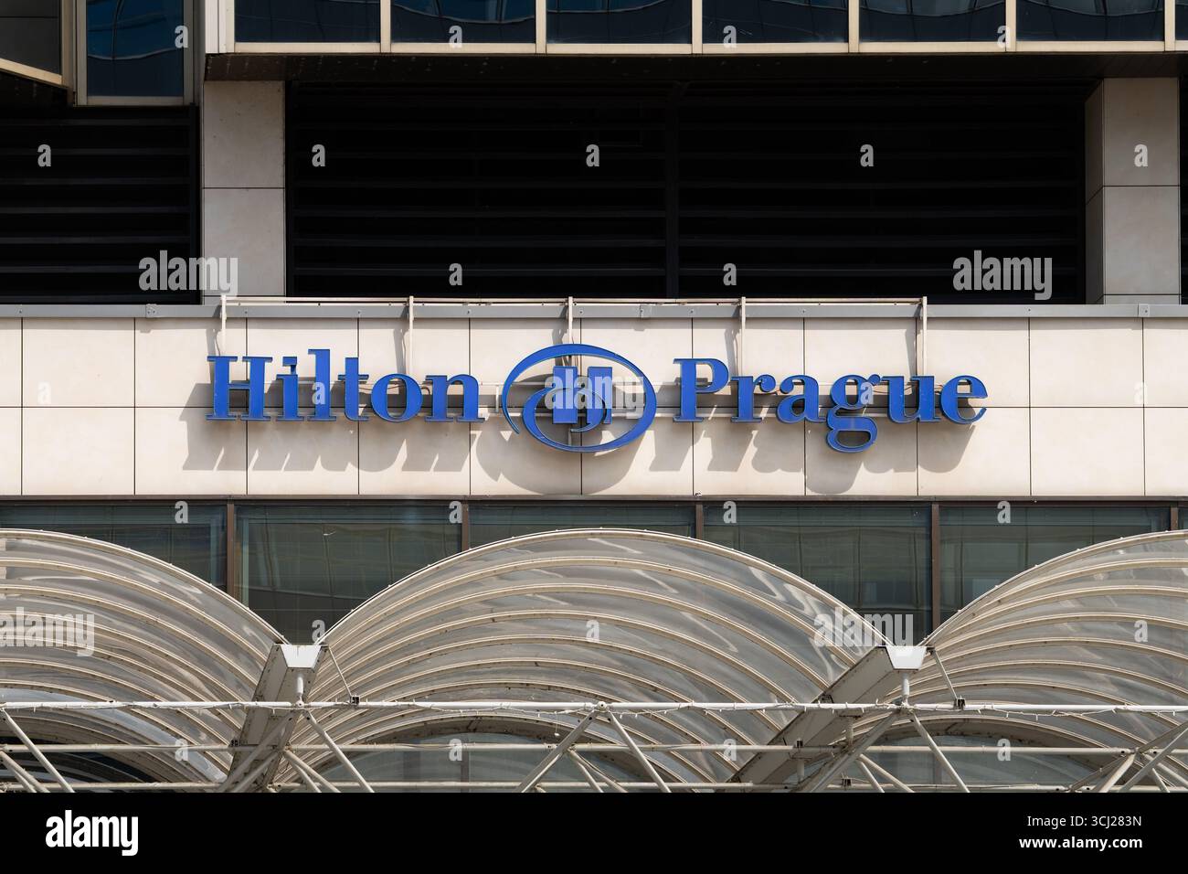 Hilton Prague Logo der amerikanischen Hotelmarke auf einem Gebäude. Unternehmen im Gastgewerbe und in der Reiseindustrie. Nahaufnahme der Außenansicht des Hotels. Stockfoto