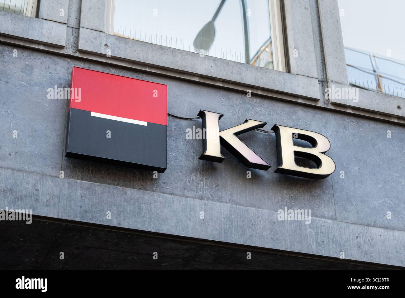 Komerční Banka-Logo-Schild an der Außenfassade des Gebäudes. KB-Buchstaben und das Symbol der Société Générale an der Wand. Nahaufnahme der Geschäftsschilder. Stockfoto