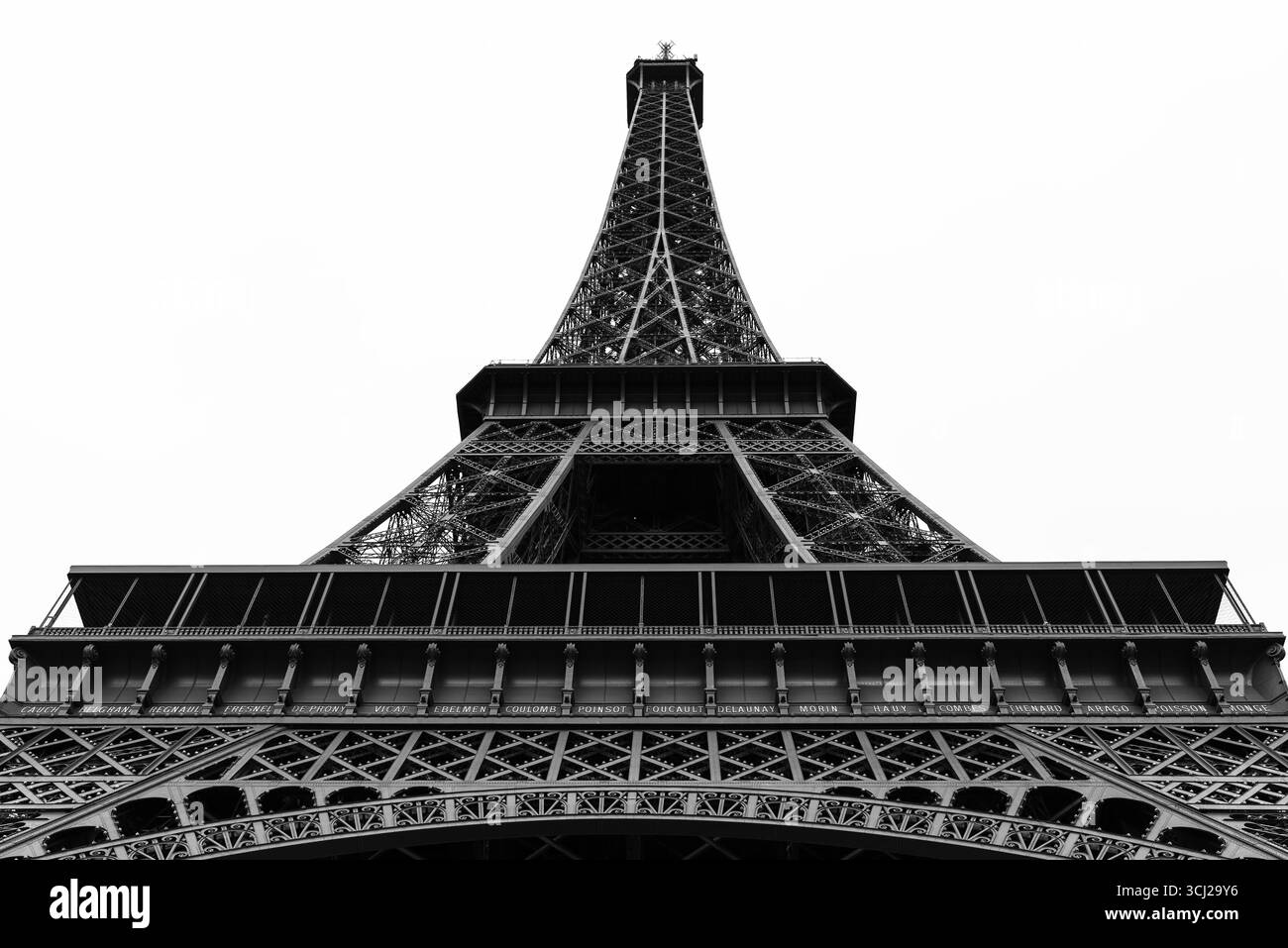 Schwarzweißfoto des Eiffelturms von unten aufgenommen Stockfoto
