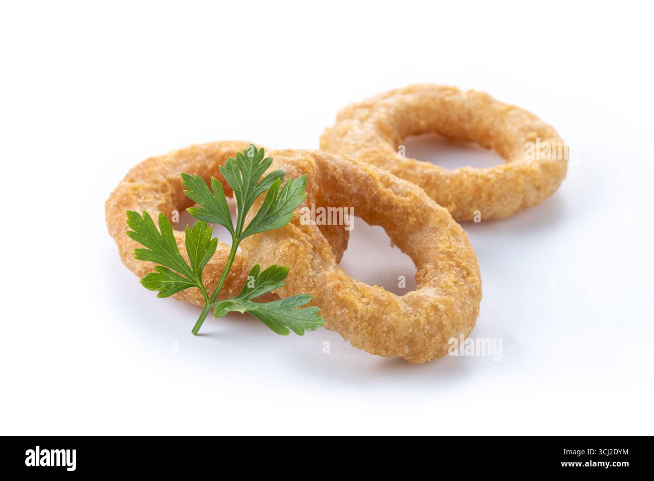 Knusprige gebratene Tintenfischringe isoliert auf weißem Hintergrund Stockfoto