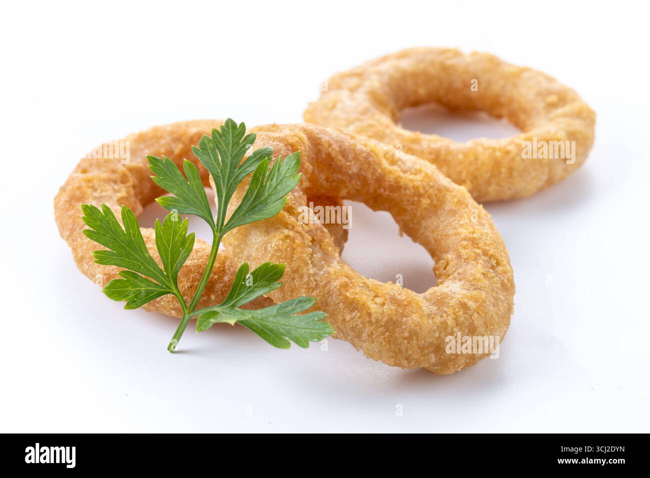 Knusprige gebratene Tintenfischringe isoliert auf weißem Hintergrund Stockfoto
