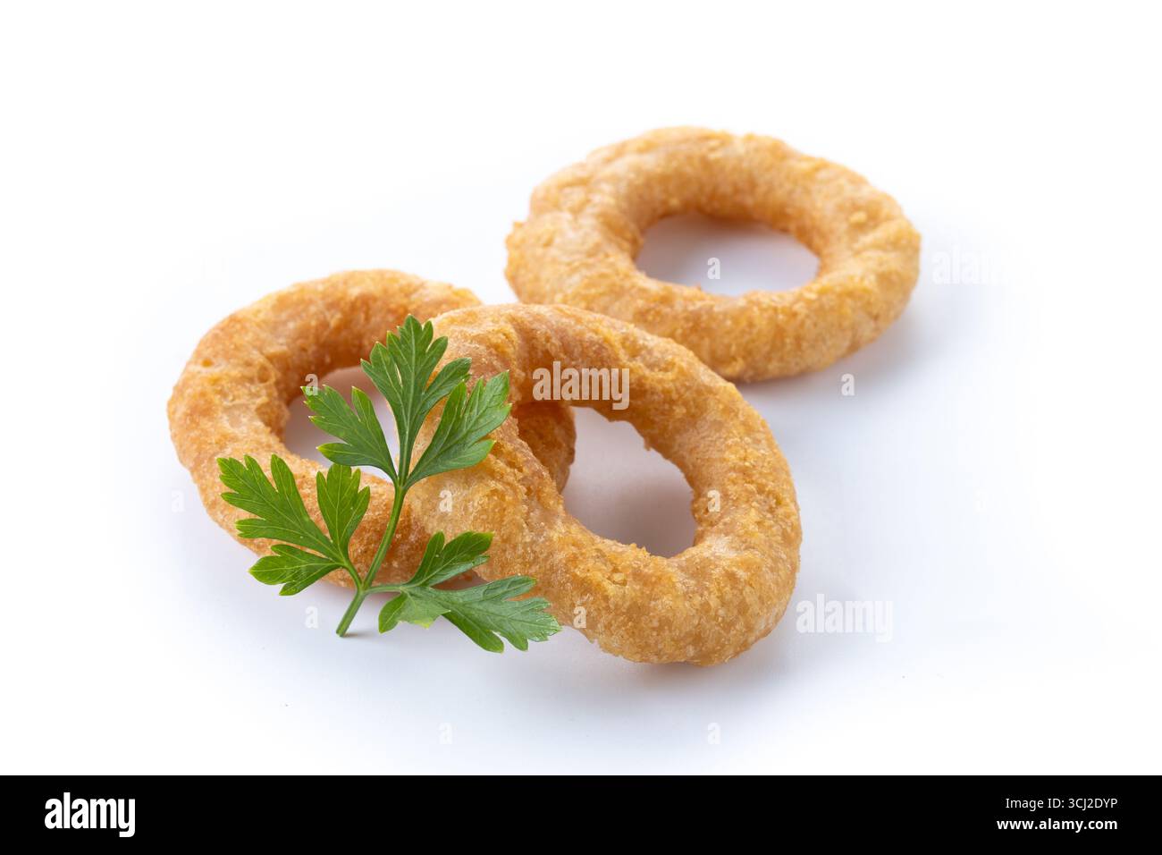 Knusprige gebratene Tintenfischringe isoliert auf weißem Hintergrund Stockfoto