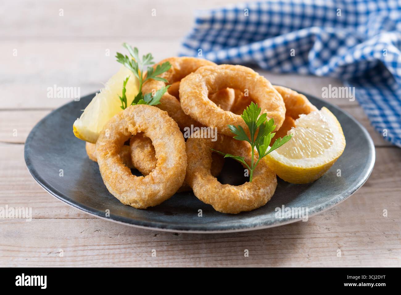 Knusprige gebratene Tintenfischringe auf Holztisch Stockfoto