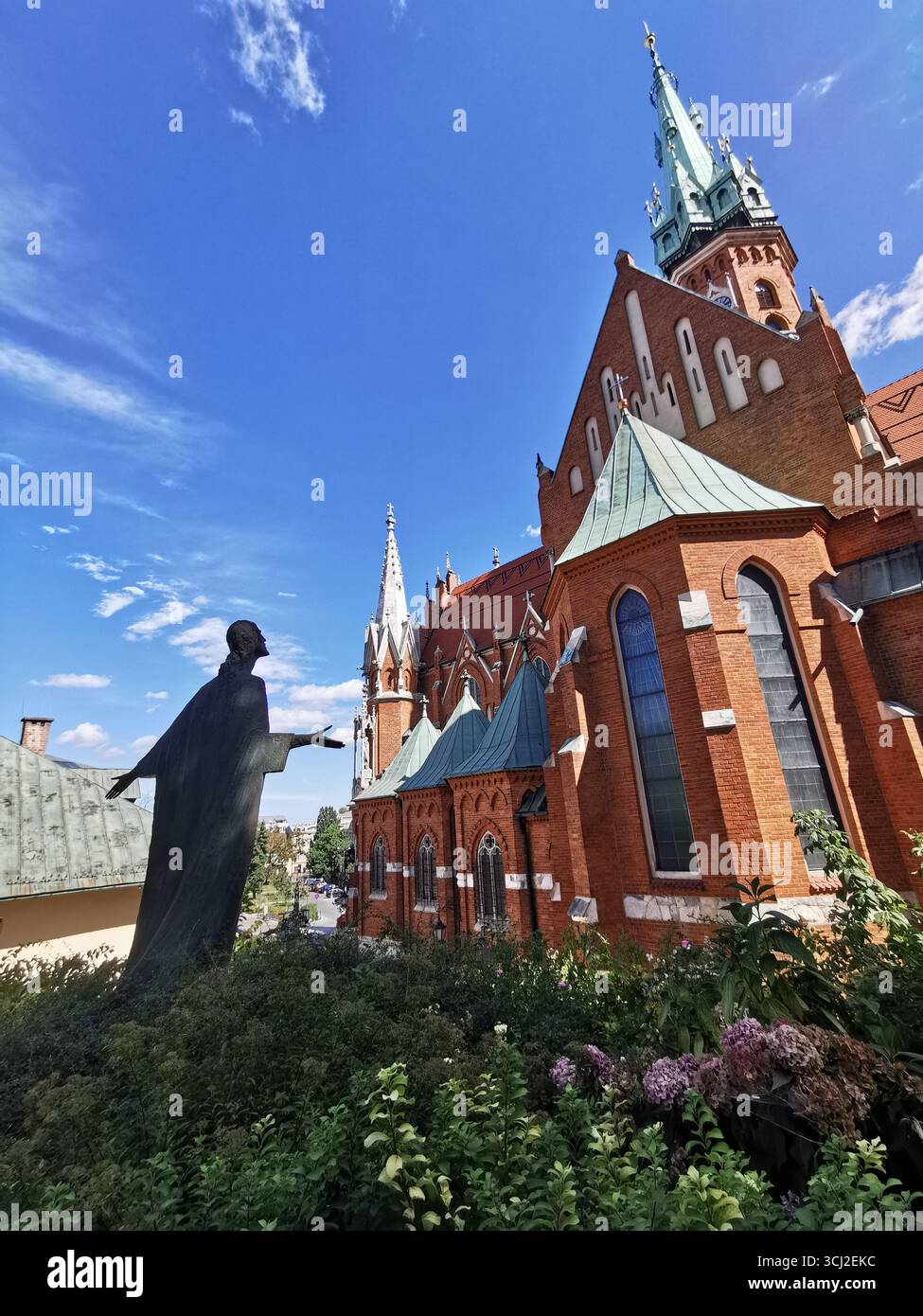 Christus in Gethsemane Skulptur mit Armen, die in Angst von Wincenty Kucma erhoben wurden – Golgota Podgórska, Ogrod Rzeźb, St. Josef-Kirche, Podgorze, Kraków. Stockfoto