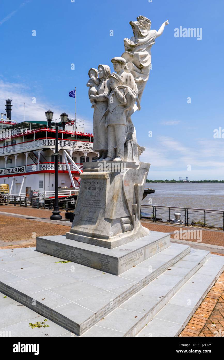 Das Monument für den Immigranten von Franco Alessandrini im Woldenberg Park in New Orleans, Louisiana, USA Stockfoto