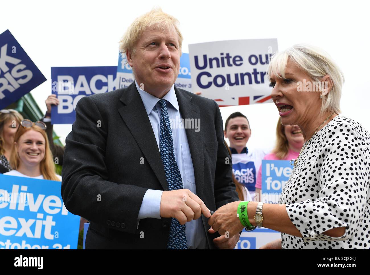 London, Großbritannien. Juli 2019. Image © lizenziert für Parsons Media. 04/09/2025. London, Vereinigtes Königreich. Nadine Dorries scheitert an der Reform. Die ehemalige konservative Parlamentsabgeordnete und Kulturministerin Nadine Dorries ist in einem exklusiven artikel in der Daily Mail zur Reform übergelaufen, in dem es heißt "die Tory-Partei ist tot", dass sie nach drei Jahrzehnten in der Partei vor der morgigen Reformkonferenz in Birmingham scheidet. Nadine Dorries begrüßt Boris Johnson, als er am 13./07/2019 bei der Conservative Party Eastern Hustings in Wyboston Lakes ankommt. Foto: andrew parsons/Alamy Live News Stockfoto