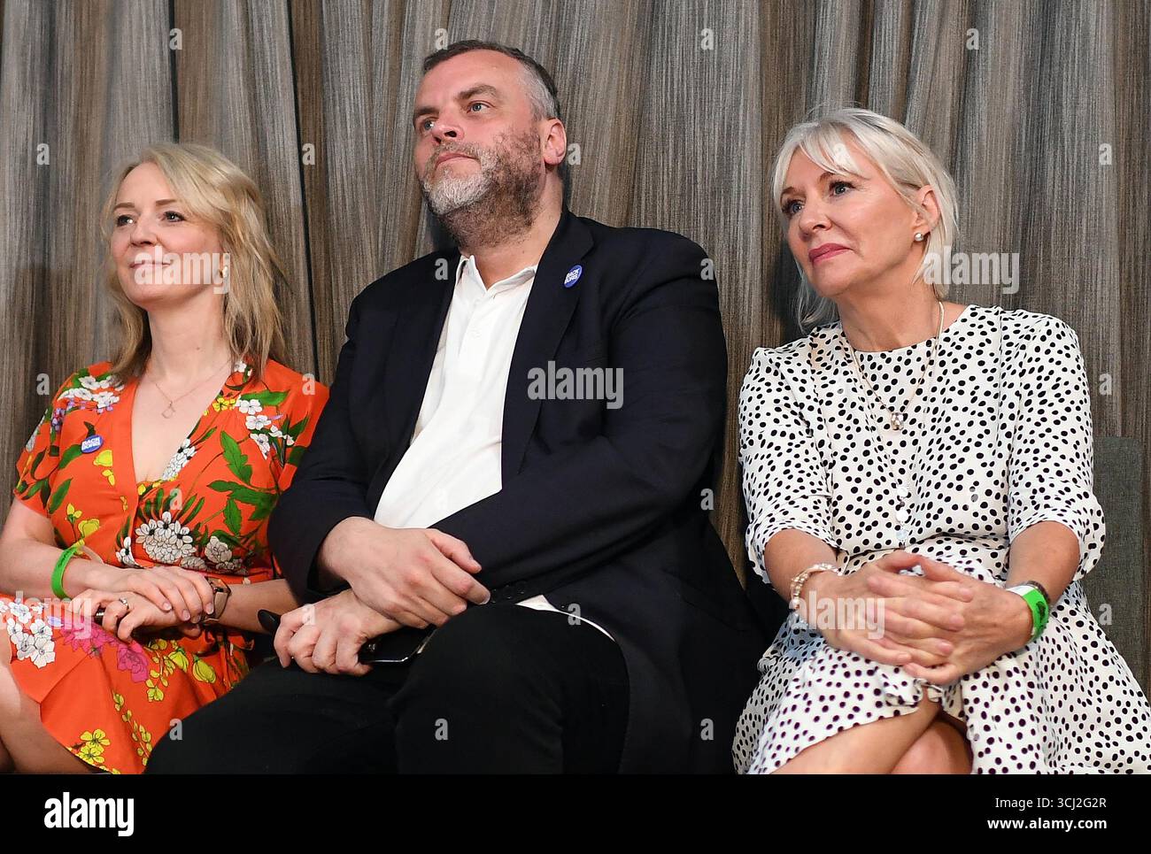 Image © lizenziert für Parsons Media. 04/09/2025. London, Vereinigtes Königreich. Nadine Dorries scheitert an der Reform. Die ehemalige konservative Parlamentsabgeordnete und Kulturministerin Nadine Dorries ist in einem exklusiven artikel in der Daily Mail zur Reform übergelaufen, in dem es heißt "die Tory-Partei ist tot", dass sie nach drei Jahrzehnten in der Partei vor der morgigen Reformkonferenz in Birmingham scheidet. Nadine Dorries mit Tim Montgomerie, Spender der Reformpartei, und Liz Truss bei der Veranstaltung der Conservative Party Eastern Hustings in Wyboston Lakes am 13/07/2019 Foto von Andrew Parsons/Parsons Media Stockfoto