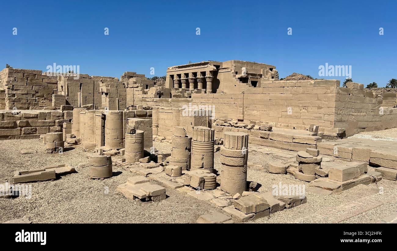 Dendera, Ägypten - 10. Februar 2025: Blick auf die Ruinen der Dendera Mammisi, oder Geburtshaus, erbaut von Pharao Nectanebo I. im Tempel des Hathor. Stockfoto
