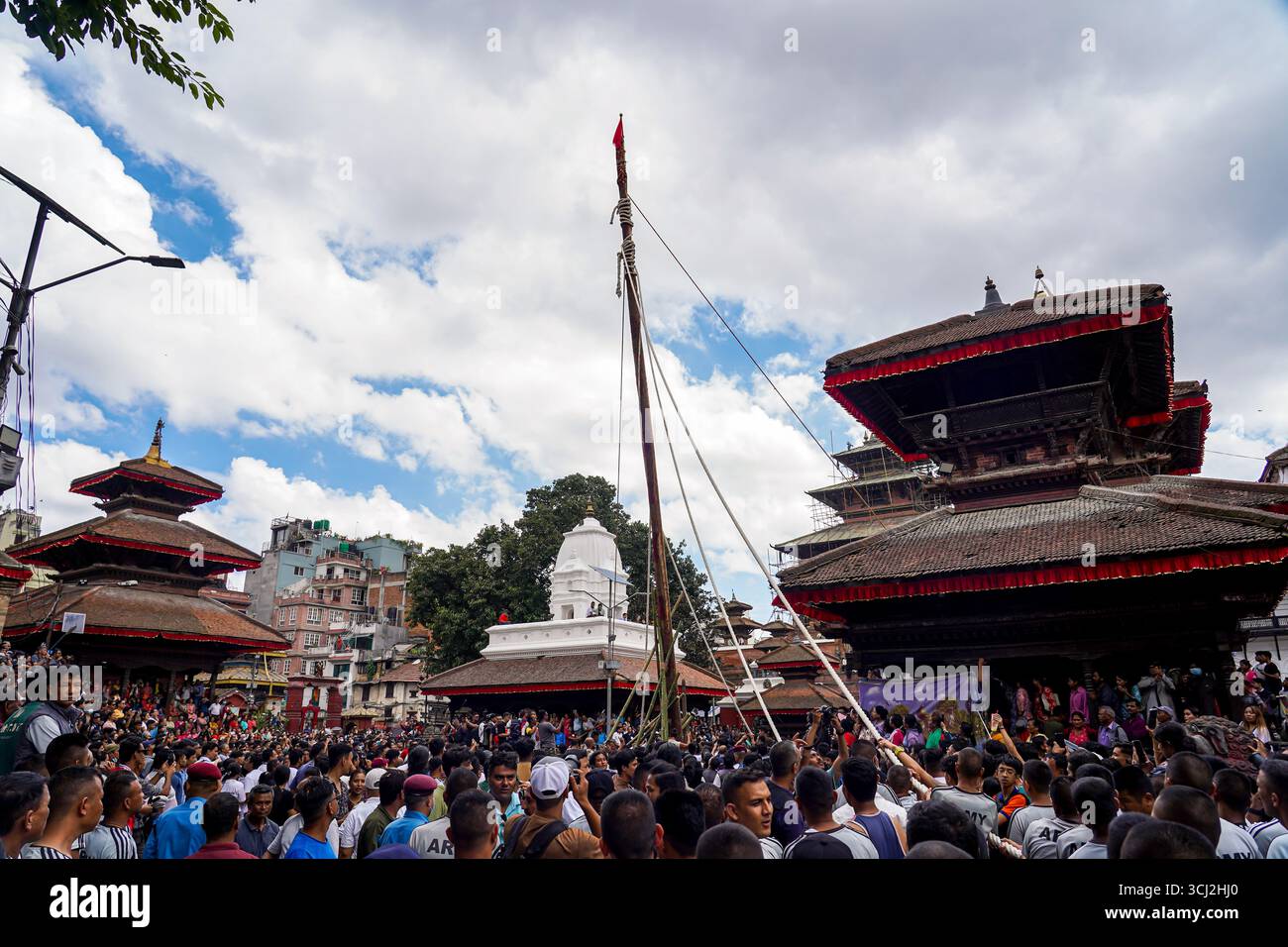 Kathmandu, Nepal. September 2025. Die Indra Jatra beginnt mit der Installation des Lingo in Hanuman Dhoka, Basantpur, in Kathmandu, Nepal, am 4. September. 2025. zu den verschiedenen Aktivitäten, die während Indra Jatra durchgeführt wurden, gehören die Aufrichtung des Lingo, Wagenprozessionen der lebenden Göttin Kumari, traditionelle maskierte Tänze, die Ausstellung von Bhairab-Masken und die Anbetung durch Gebete und Opfergaben. (Foto: Ambir Tolang/NurPhoto) Credit: NurPhoto SRL/Alamy Live News Stockfoto