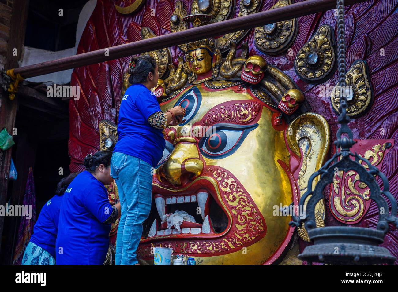 Kathmandu, Nepal. September 2025. Während des Indra Jatra Festivals in Hanuman Dhoka, Basantpur, in Kathmandu, Nepal, am 4. September schmücken die Menschen den Swet Bhairav. 2025. (Foto: Ambir Tolang/NurPhoto)0 Credit: NurPhoto SRL/Alamy Live News Stockfoto