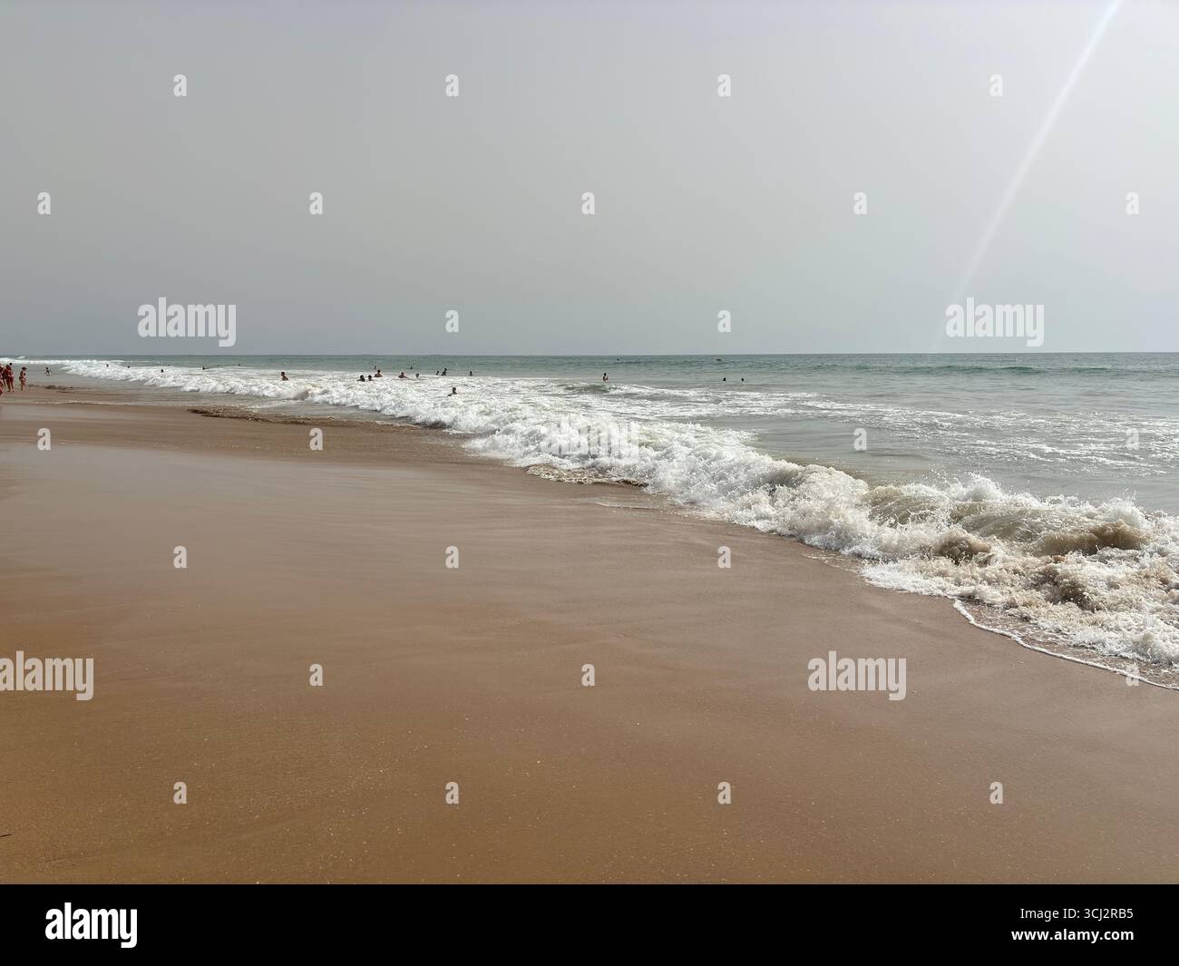 Spanien: Goldene Sandstrände rund um Cádiz an der Costa de la Luz, mit türkisfarbenem Atlantikwasser, historischen Festungen und palmengesäumten Ufern Stockfoto