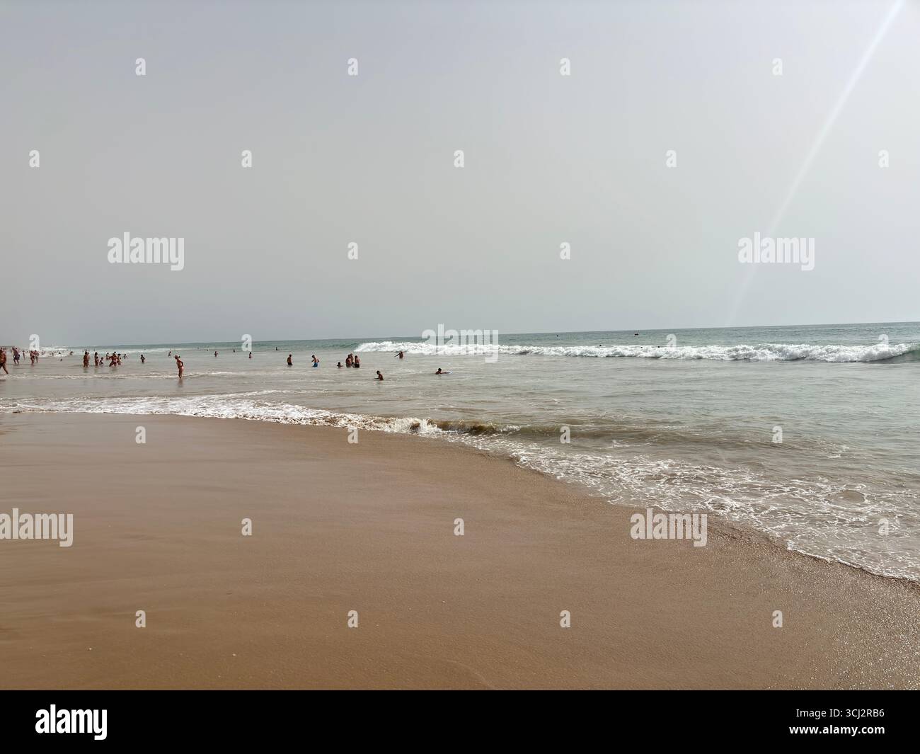 Spanien: Goldene Sandstrände rund um Cádiz an der Costa de la Luz, mit türkisfarbenem Atlantikwasser, historischen Festungen und palmengesäumten Ufern Stockfoto