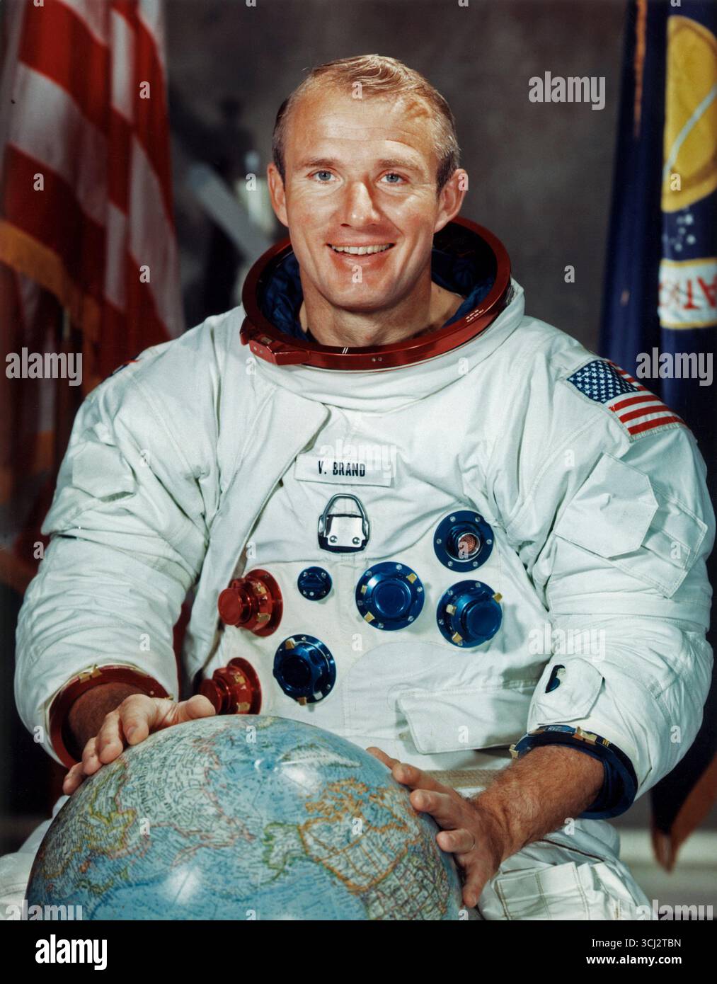 HOUSTON, TEXAS, USA – 21. September 1971 – NASA-Astronaut Vance D Brand posiert in seinem Raumanzug für ein formelles Studio-Porträt, nachdem er für Th ausgewählt wurde Stockfoto