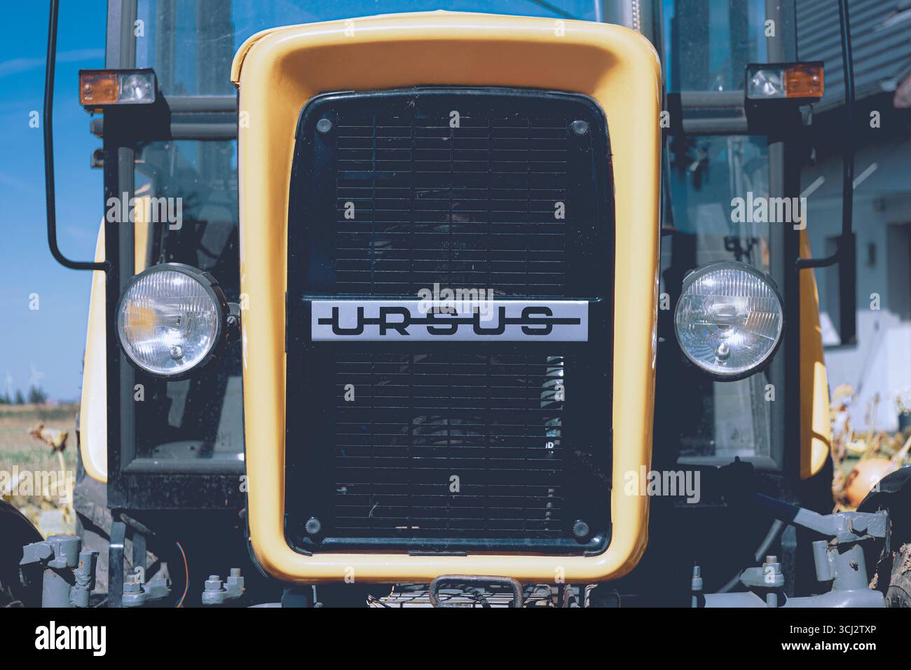 Ursus-Traktorlogo auf der Vorderseite eines klassischen C-360-Modells. Stockfoto