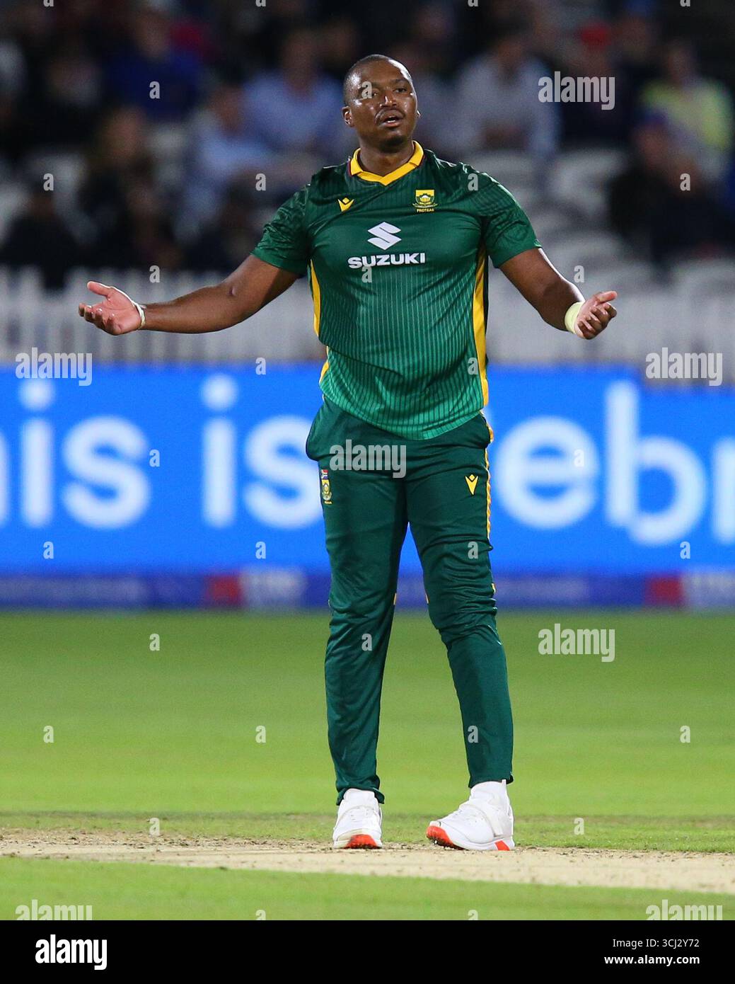 London, Vereinigtes Königreich. 4. September 2025. Lungi Ngidi aus Südafrika, frustriert nach einem Fehlfeld von Ryan Rickelton aus Südafrika, geht für vier Byes während des zweiten Metro Bank One Day International Spiels zwischen England und Südafrika auf dem Lord's Cricket Ground. Quelle: Jay Patel/Alamy Live News Stockfoto