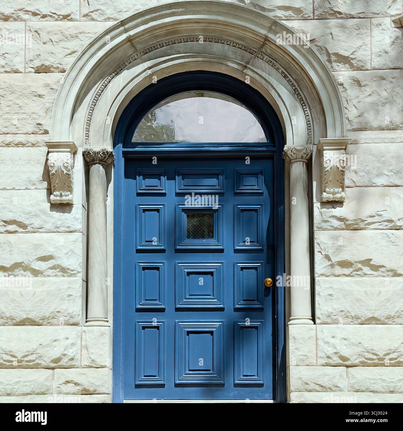 Die blaue Bogentür wird von kunstvollen Steinsäulen und bogenförmigen Formen an einer historischen Gebäudefassade in Chicago eingerahmt. - Smartphone-aufgenommenes Stockfoto