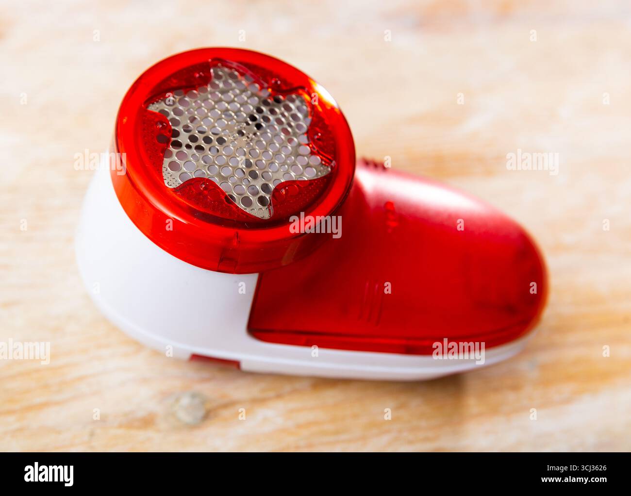 Handgerät zum Entfernen von Stoffpillen von Kleidungsstücken Stockfoto