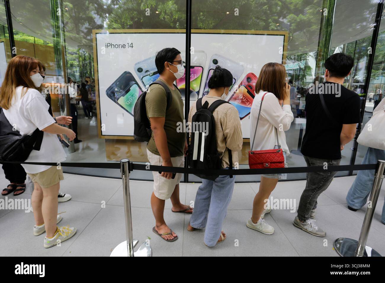 Bangkok, Thailand - 16. September 2022: Kunden stehen am ersten Verkaufstag für das iPhone 14 in der Schlange vor einem Apple Store. Stockfoto