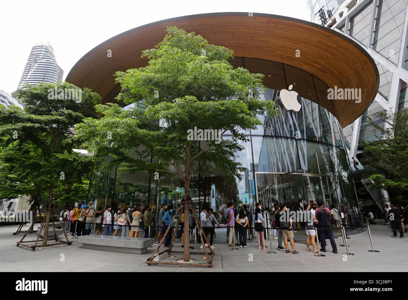 Bangkok, Thailand - 16. September 2022: Kunden stehen am ersten Verkaufstag für das iPhone in der Schlange vor einem Apple Store. Stockfoto