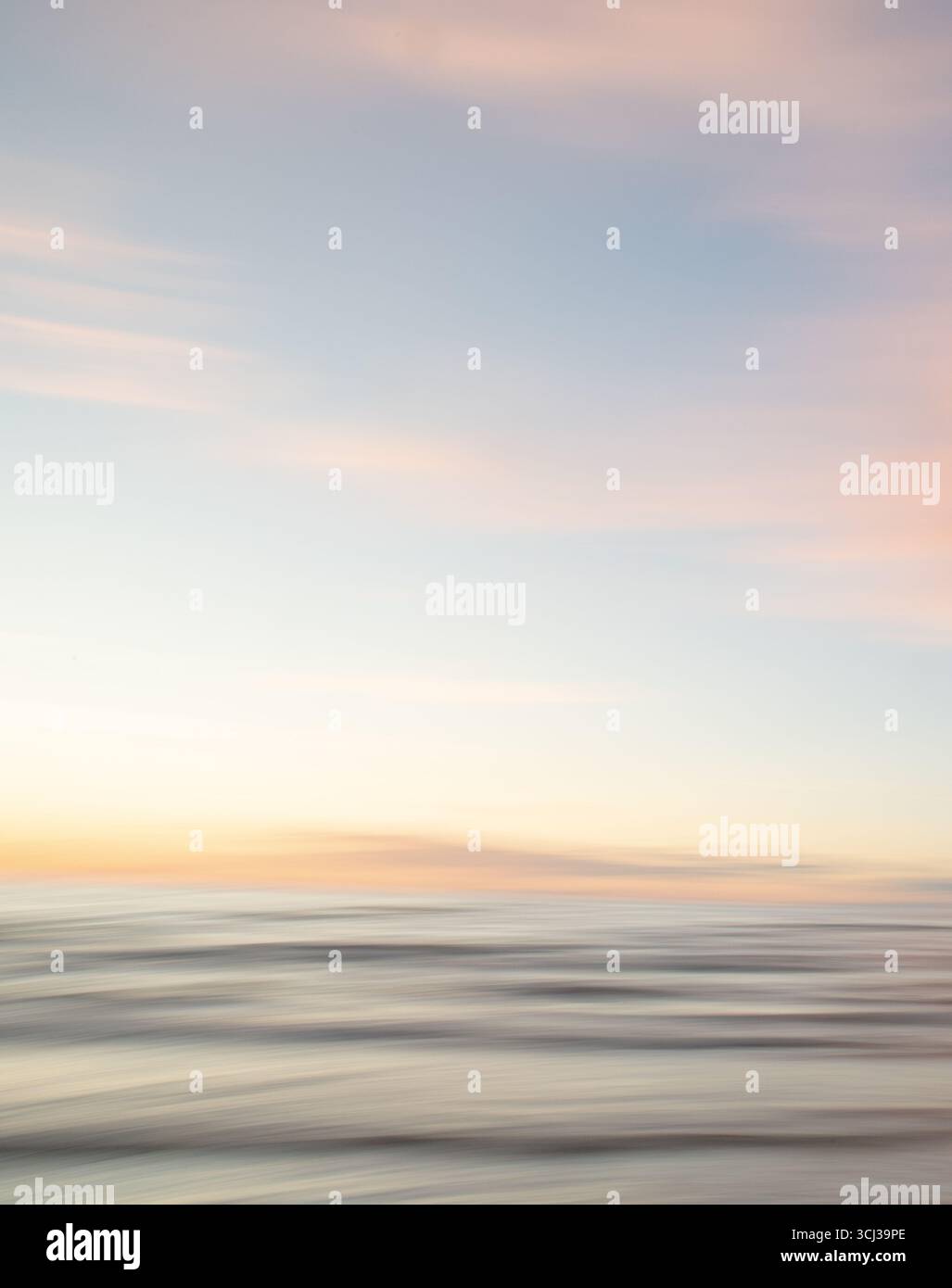 Eine traumhafte, impressionistische Farbe wie ein verschwommener Hintergrund bei Sonnenuntergang mit sanften Pastellfarben. Vertikales Foto. Stockfoto