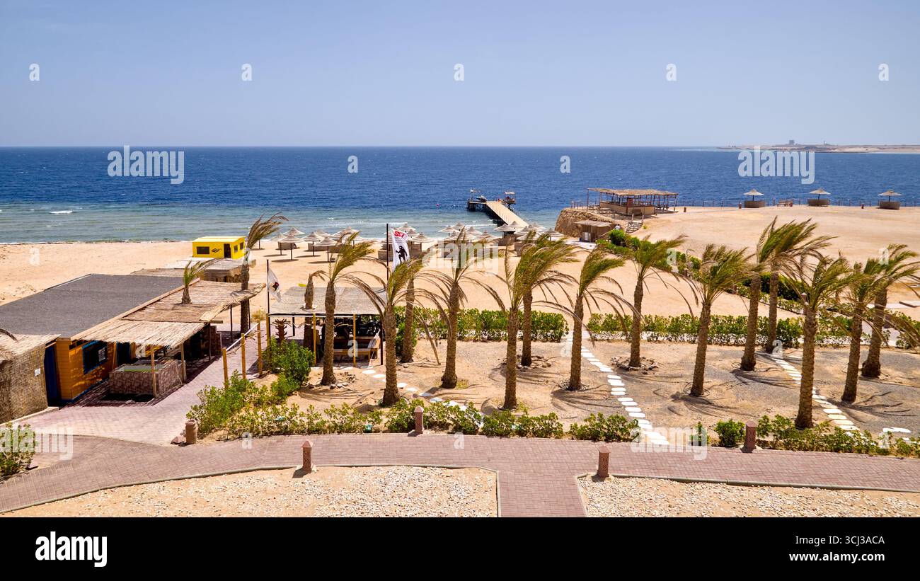 Blick von einem Hotel über den Strand und Pier über das Riff in Richtung Meer in Soma Bay. Stockfoto