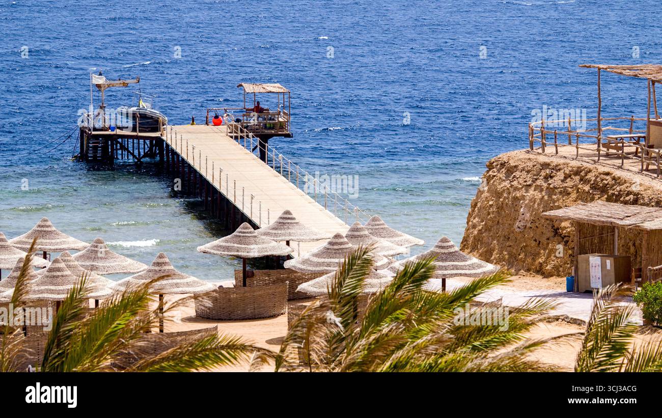 Blick von einem Hotel über den Strand und Pier über das Riff in Richtung Meer in Soma Bay. Stockfoto