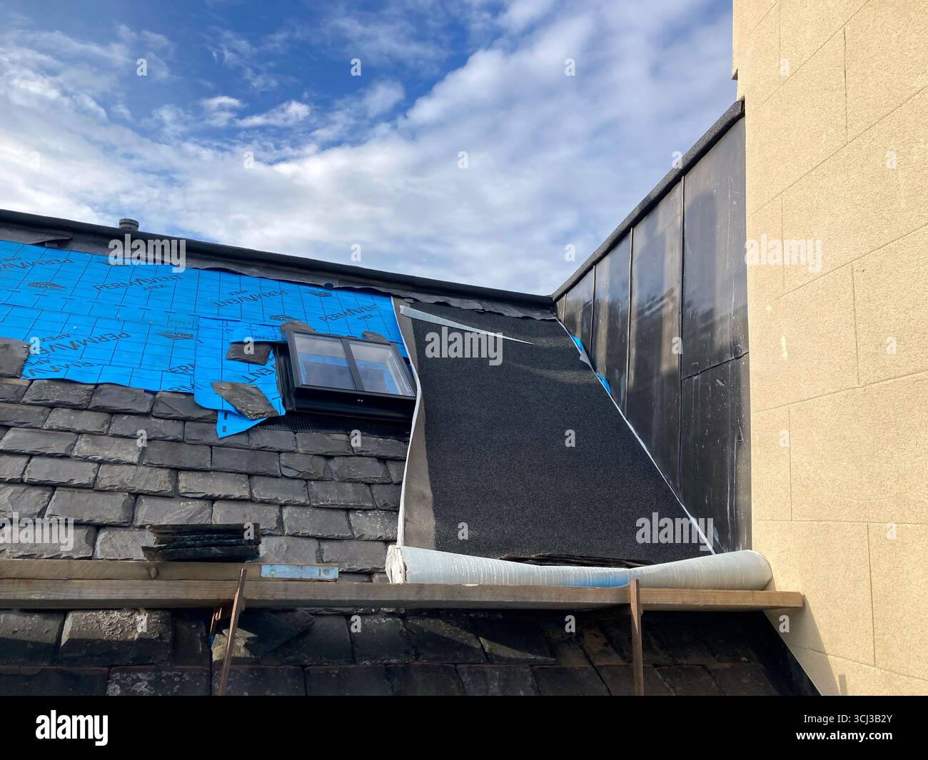 Das kommunale Dach repariert derzeit ein Gebäude in Edinburgh, installiert eine atmungsaktive wasserdichte Membranunterlage und erneuert die Sättigungsarbeiten - Smartphone-aufgenommenes Stockfoto