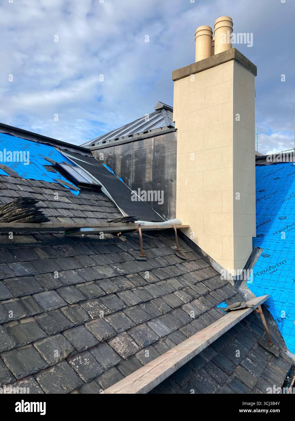 Kommunales Dach repariert ein Gebäude in Edinburgh, installiert eine atmungsaktive, wasserdichte Membranunterlage, erneute Sättigungsarbeiten und Kupoladern Stockfoto