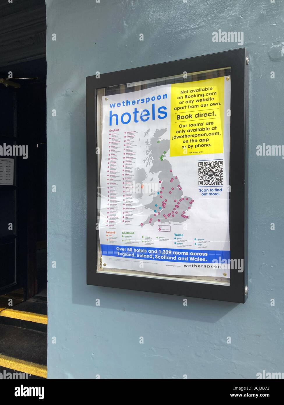 Wetherspoon Hotels, Lageplan der Hotels außerhalb eines Wetherspoons Pub, Großbritannien Stockfoto